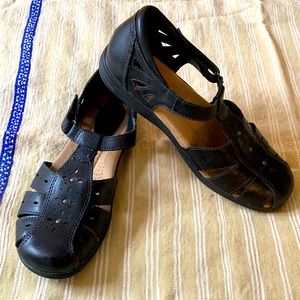 Closed toe shoe/sandal Earth Origins by Earth. Women 8.5M. hardly worn.